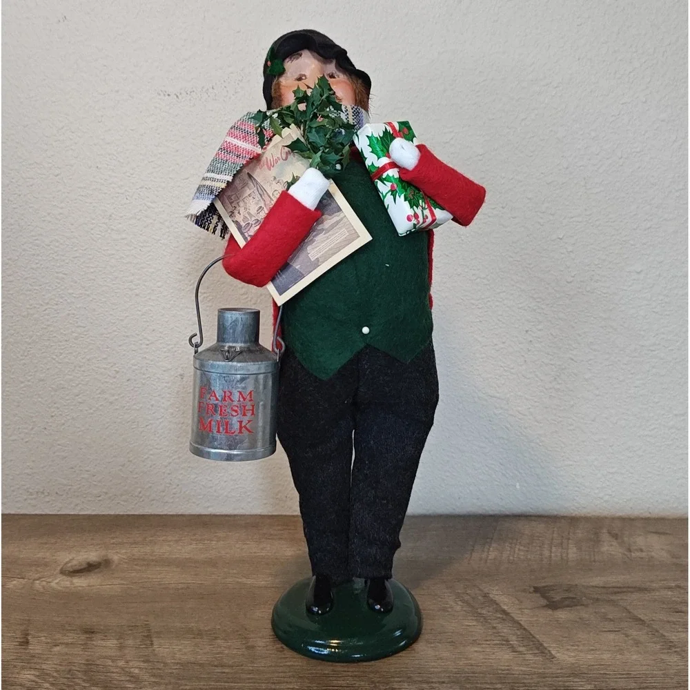 Byers Choice 2004 Caroler Figurine Christmas Red Green Milkman Limited Ed 27/100
